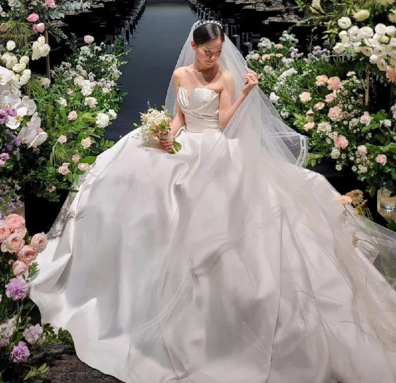 2022 Strapless Ball Gown Bride Dresses Sleeveless Wedding Gowns Elegant Satin Korea Photography Simple Corset Bridal Gown 2022 Strapless Ball Gown Bride Dresses Sleeveless Wedding Gowns Elegant Satin Korea Photography Simple Corset Bridal Gown